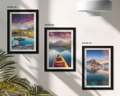 Triptych v ráme Pokojné jazerá s horskou scenériou a loďkou