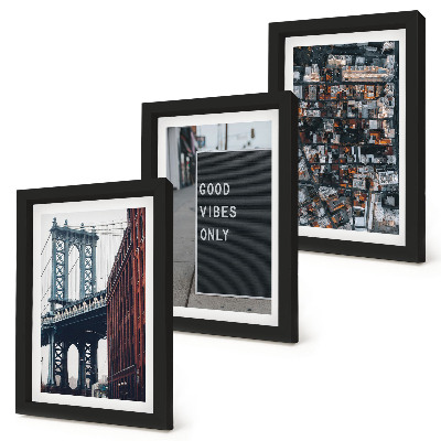 Triptych v ráme Letecký pohľad na most v meste s uličnými tabuľami