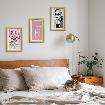 Triptych v ráme Kvety v odtieňoch ružovej a elegantná žena