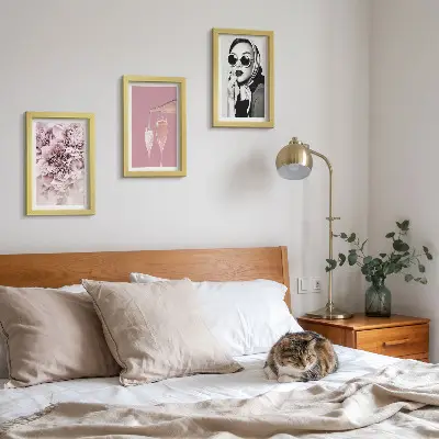 Kvety v odtieňoch ružovej a elegantná žena triptych v ráme