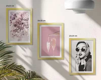 Kvety v odtieňoch ružovej a elegantná žena triptych v ráme