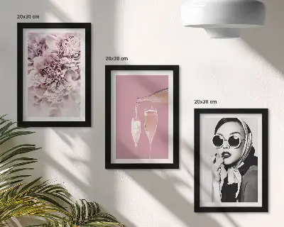 Kvety v odtieňoch ružovej a elegantná žena triptych v ráme