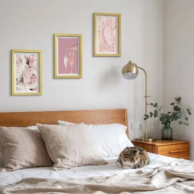 Triptych v ráme šampanské ruže na pastelovom mramorovom pozadí