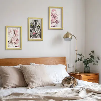 Mačka medzi ružovými kvetmi ruží a pivoniek triptych v ráme