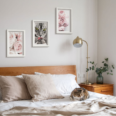 Triptych v ráme Mačka medzi ružovými kvetmi ruží a pivoniek