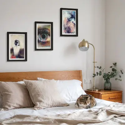 Triptych v ráme portrét ženy s abstraktnými farbami vyjadrujúci emócie