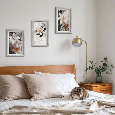 Kvety na mramorovom pozadí v odtieňoch bielej a čiernej triptych v ráme