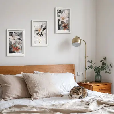 Kvety na mramorovom pozadí v odtieňoch bielej a čiernej triptych v ráme