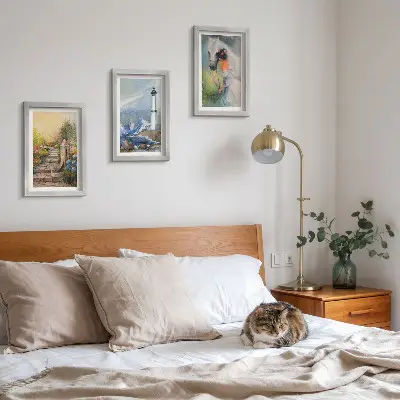 Triptych v ráme prírodné scenérie s majákom a dievčaťom s koňom
