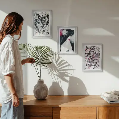 Abstraktné farebné vzory žena v klobúku triptych v ráme