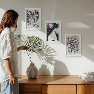 Abstraktné farebné vzory žena v klobúku triptych v ráme