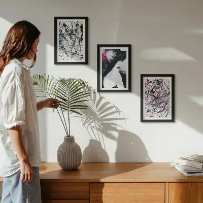 Abstraktné farebné vzory žena v klobúku triptych v ráme