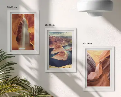 Triptych v ráme vodopád v rokline so skalnými útvarmi v kaňone