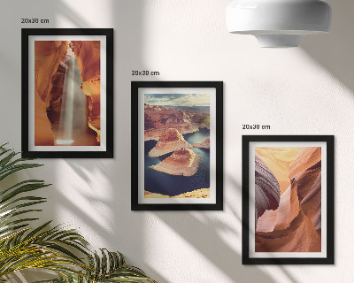 Triptych v ráme Vodopád v rokline skalné útvary v kaňone