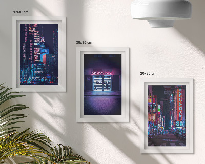 Triptych v ráme Nočné mesto s neónovými svetlami a vchodom do kina