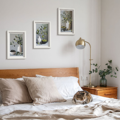 Triptych v ráme Olivy vo vázach na pozadí tlmených farieb