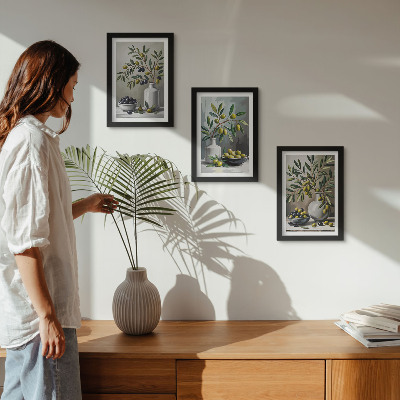 Triptych v ráme Olivy v keramických miskách na sivom pozadí