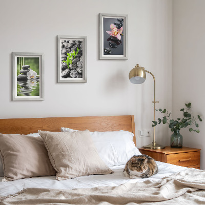 Triptych v ráme Pokojná zenová kompozícia z kameňov a kvetov na vode