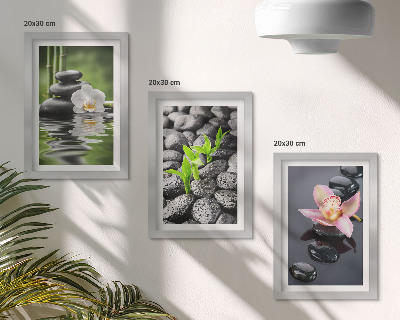 Triptych v ráme Pokojná zenová kompozícia z kameňov a kvetov na vode