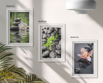 Triptych v ráme Pokojná zenová kompozícia z kameňov a kvetov na vode