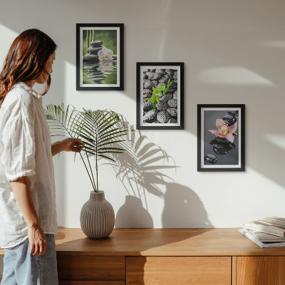 Triptych v ráme Pokojná zenová kompozícia z kameňov a kvetov na vode