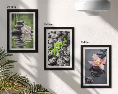 Triptych v ráme Pokojná zenová kompozícia z kameňov a kvetov na vode