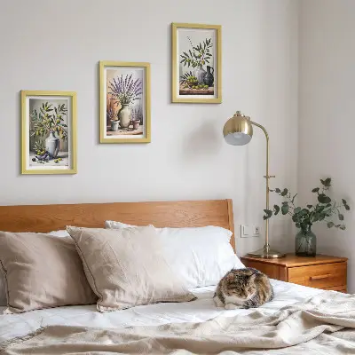 Kvety a olivy vo vázach na svetlom pozadí triptych v ráme
