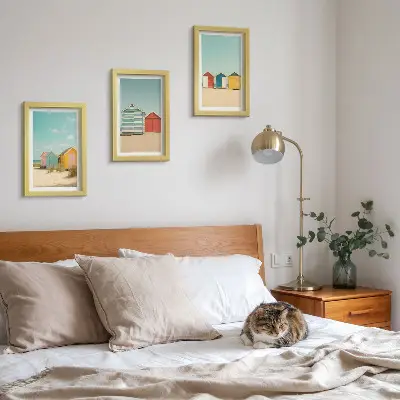 Farebné plážové domy za slnečného dňa triptych v ráme
