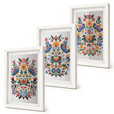 Kvetinové vzory v intenzívnych farbách na bielom pozadí triptych v ráme