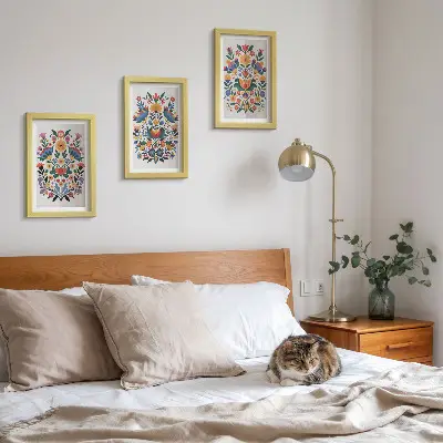 Kvetinové vzory v intenzívnych farbách na bielom pozadí triptych v ráme