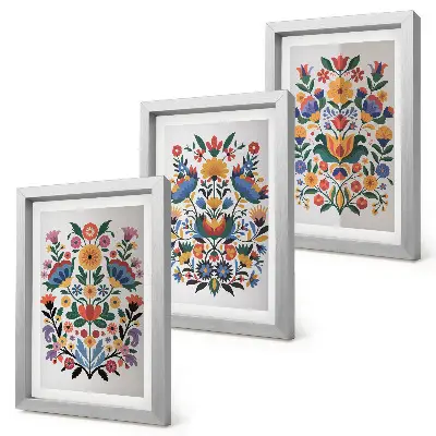 Kvetinové vzory v intenzívnych farbách na bielom pozadí triptych v ráme