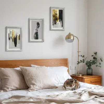 Abstraktné maľby a dve ruky triptych v ráme