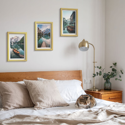 Triptych v ráme Jazero v horách s loďkami a drevenou chatrčou