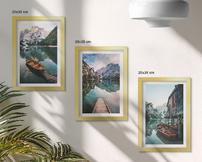 Triptych v ráme Jazero v horách s loďkami a drevenou chatrčou