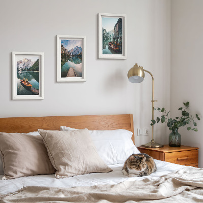 Triptych v ráme Jazero v horách s loďkami a drevenou chatrčou
