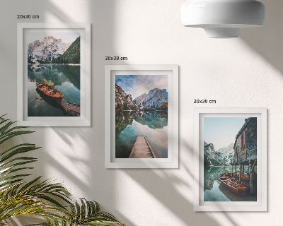 Triptych v ráme Jazero v horách s loďkami a drevenou chatrčou