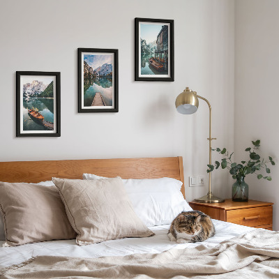 Triptych v ráme Jazero v horách s loďkami a drevenou chatrčou