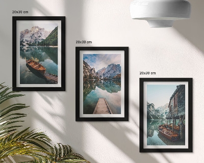 Triptych v ráme Jazero v horách s loďkami a drevenou chatrčou
