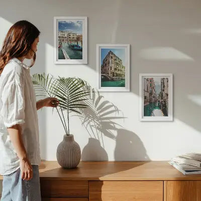 Výhľady na Benátky s kanálmi a mestskou architektúrou triptych v ráme