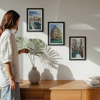 Výhľady na Benátky s kanálmi a mestskou architektúrou triptych v ráme