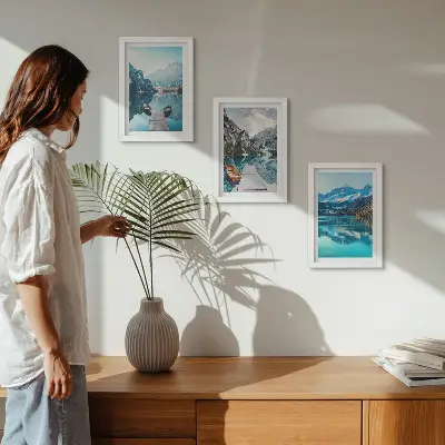 Horské jazerá s loďkami a odrazmi vo vode triptych v ráme