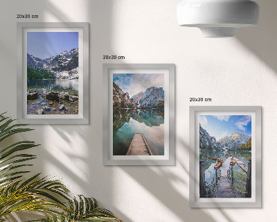 Triptych v ráme Hory, jazerá a drevené móla nad vodou
