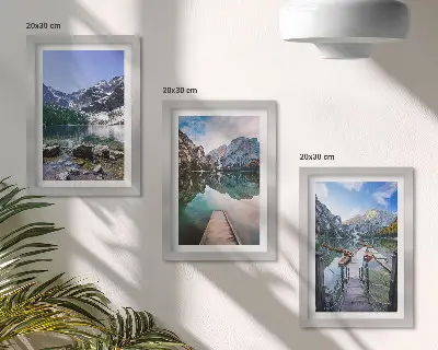 Hory, jazerá a drevené móla nad vodou triptych v ráme