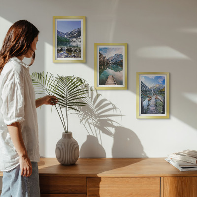 Triptych v ráme Hory, jazerá a drevené móla nad vodou