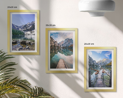 Triptych v ráme Hory, jazerá a drevené móla nad vodou