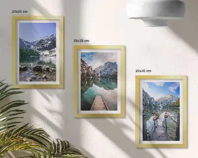 Hory, jazerá a drevené móla nad vodou triptych v ráme