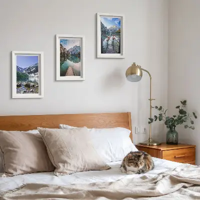 Hory, jazerá a drevené móla nad vodou triptych v ráme
