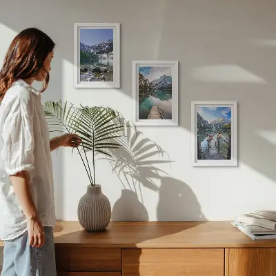 Hory, jazerá a drevené móla nad vodou triptych v ráme