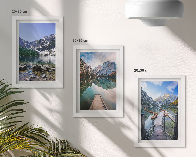Triptych v ráme Hory, jazerá a drevené móla nad vodou