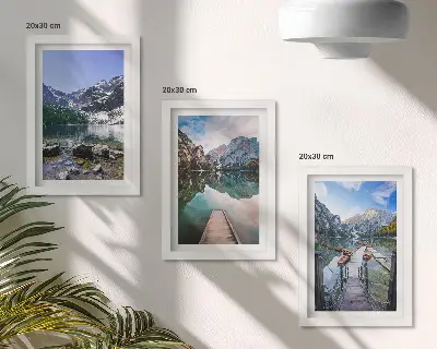 Hory, jazerá a drevené móla nad vodou triptych v ráme